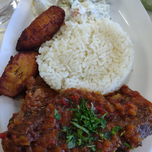 Carne Guisada Con Arroz Y Frijoles
