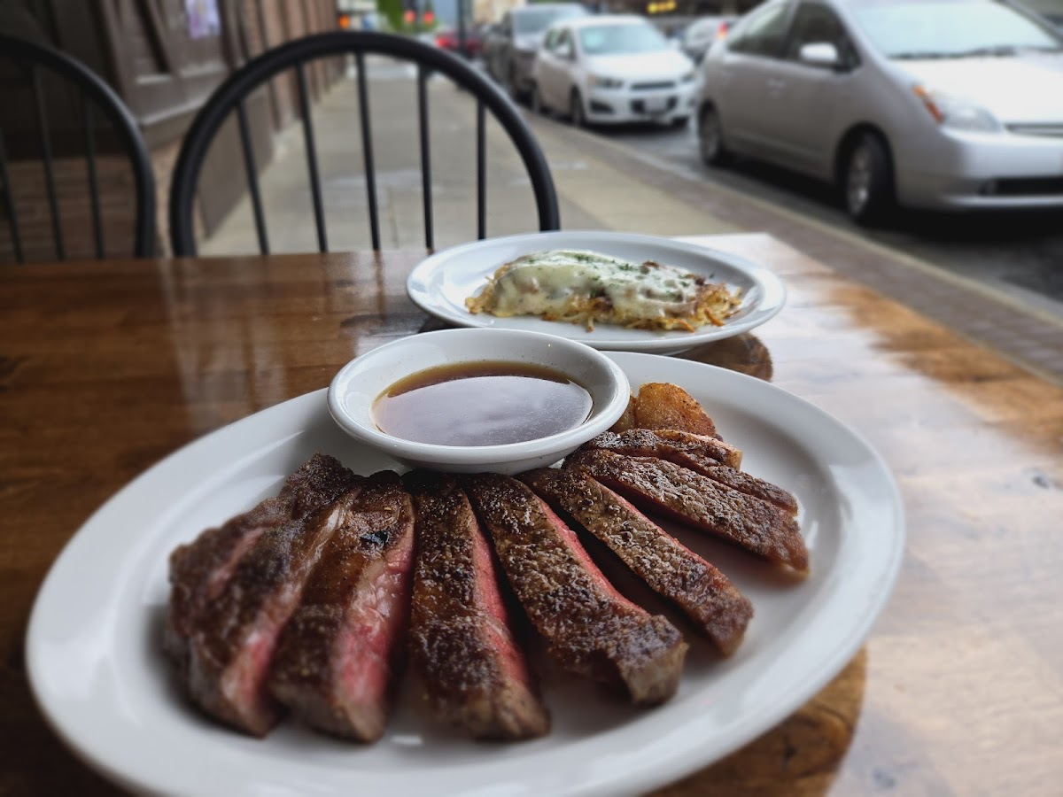 The Wonder Bur Steakhouse & Lounge - Photo 3