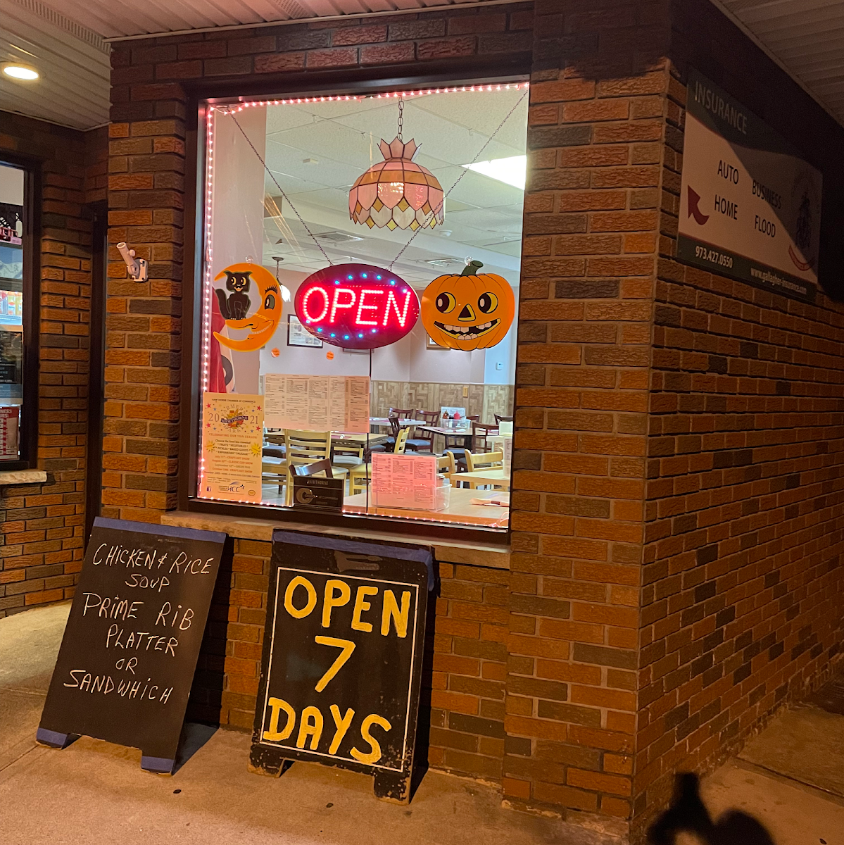 Dee's Luncheonette - Photo 9