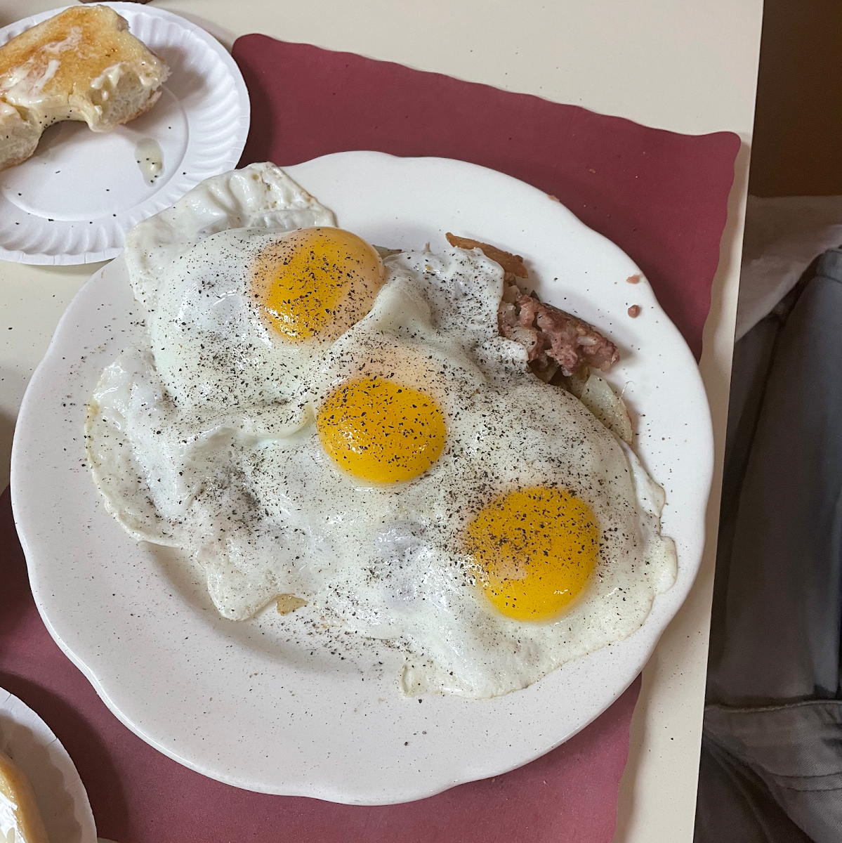 Dee's Luncheonette - Photo 2