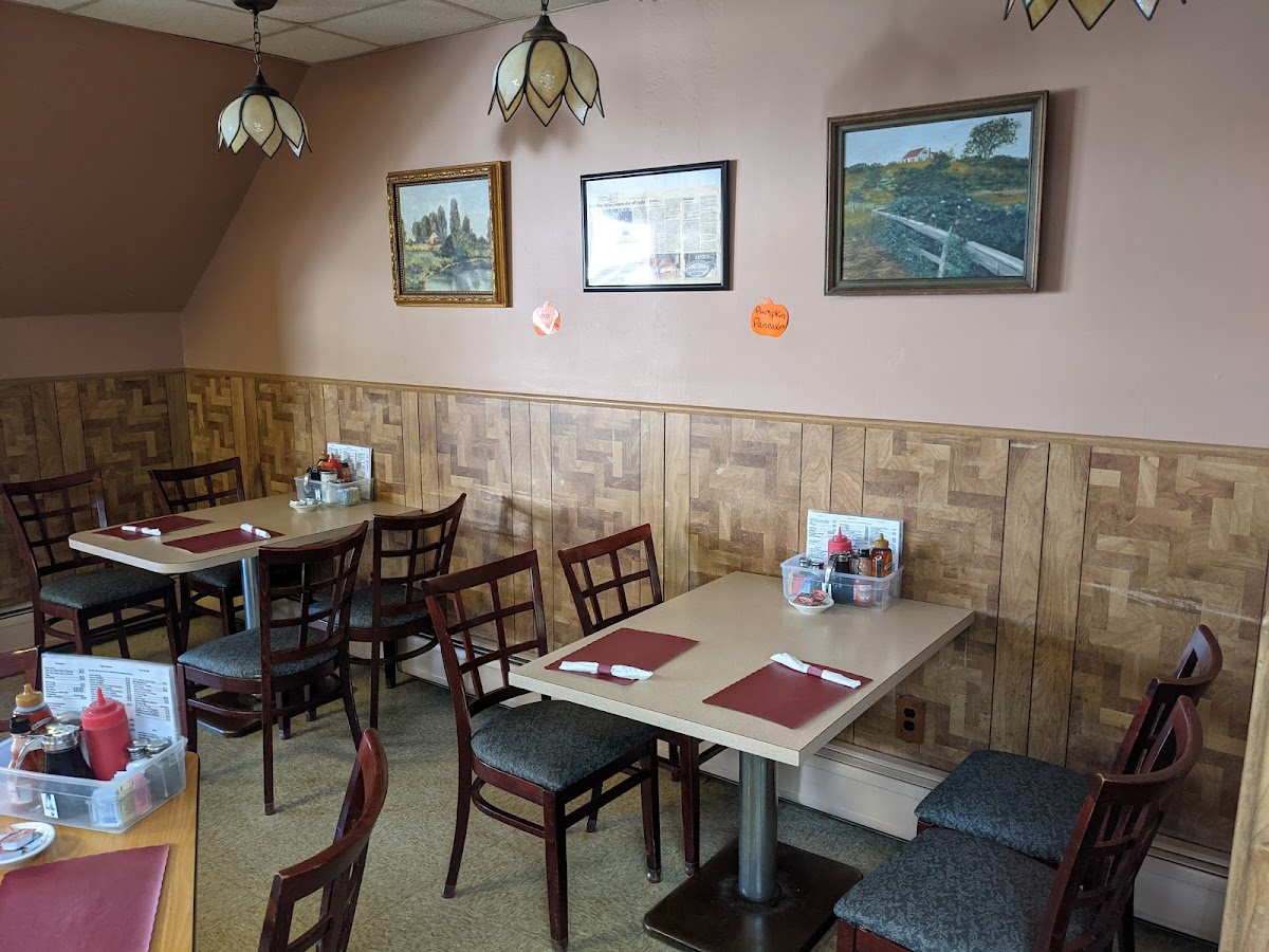 Dee's Luncheonette - Photo 6