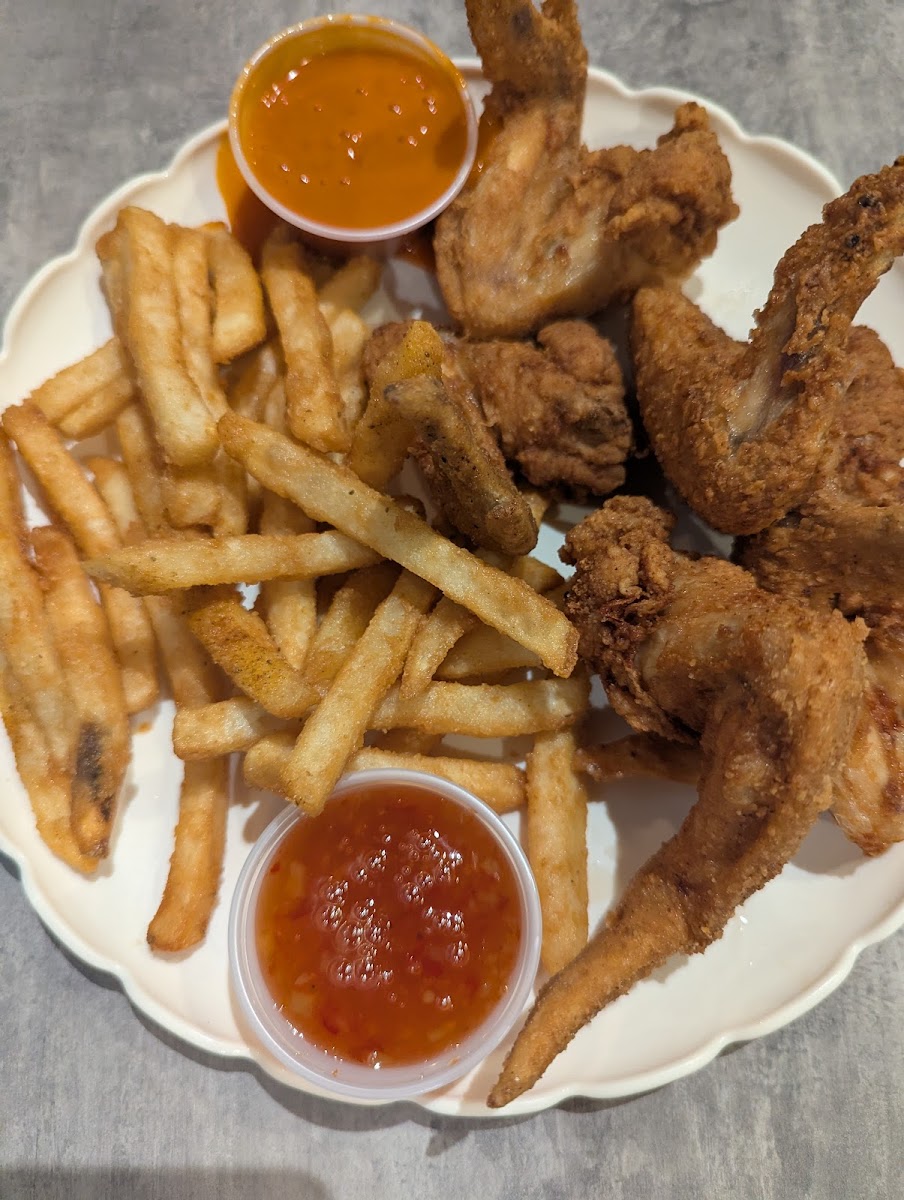 Mack's Bar and Grill - Photo 3