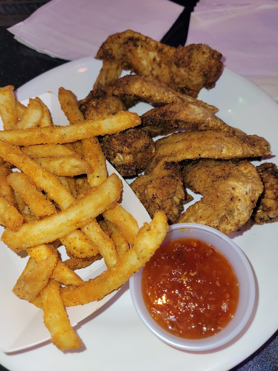 Mack's Bar and Grill - Photo 6