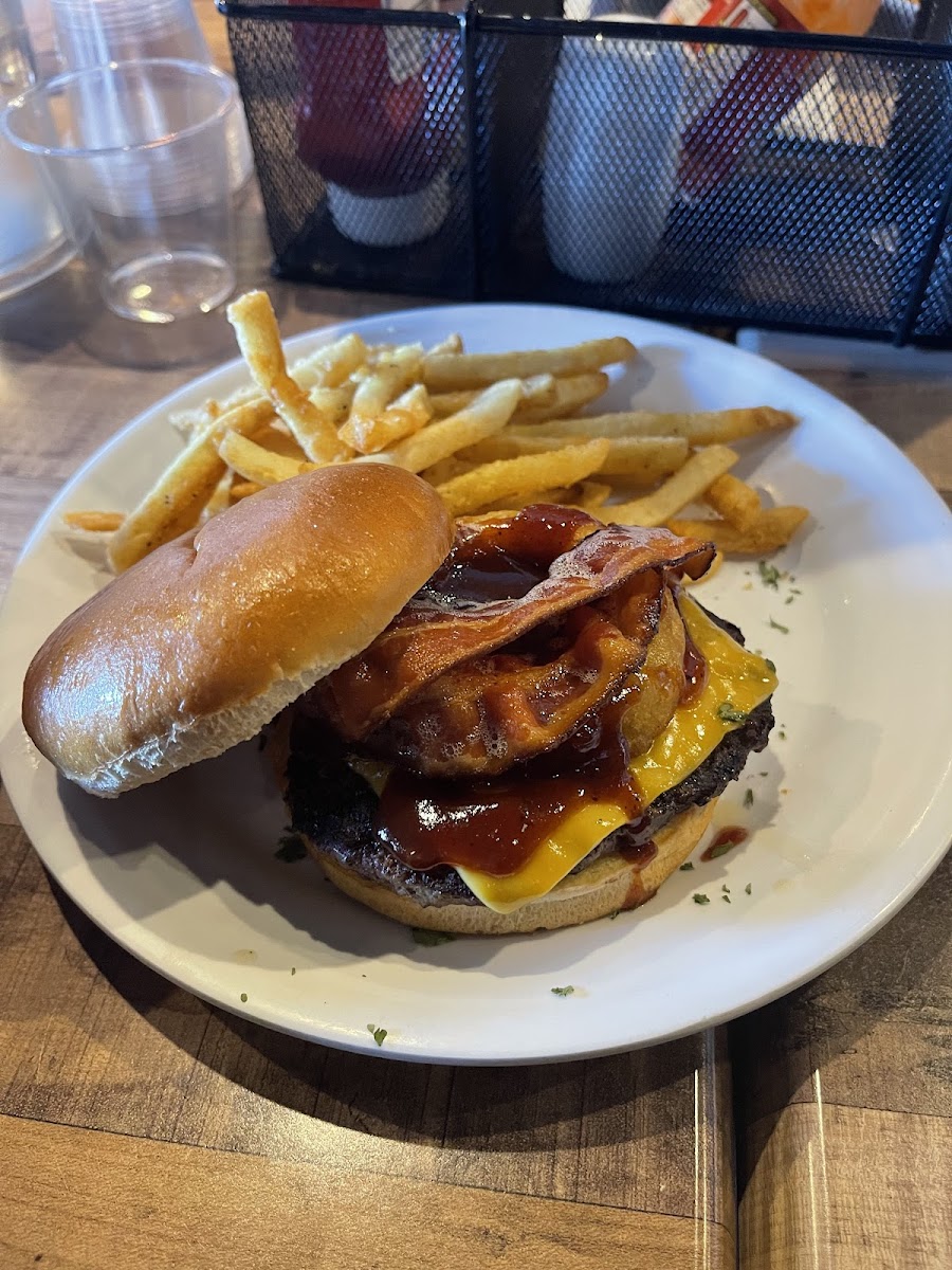 Mack's Bar and Grill - Photo 7