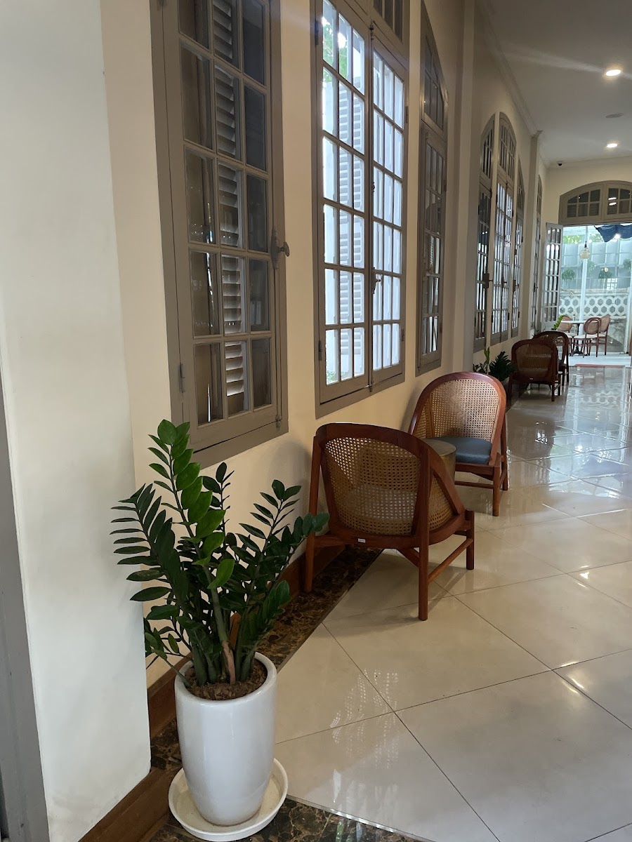 The Living Library Restaurant - Photo 4