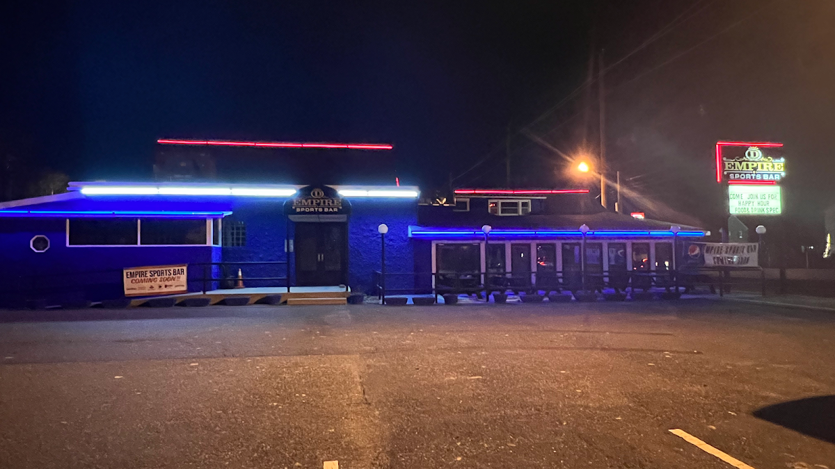 EMPIRE SPORTS BAR - Photo 3