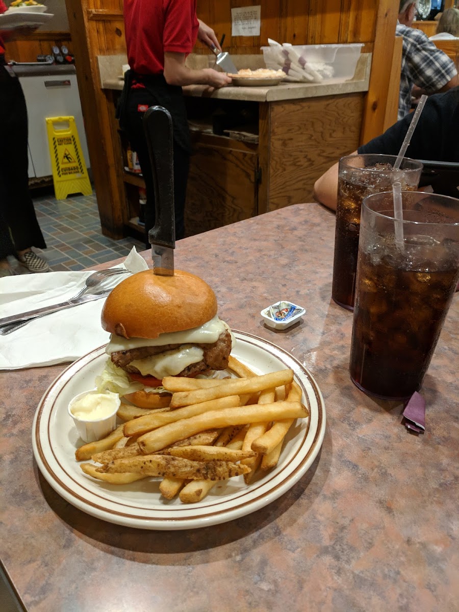Lee's Restaurant - Photo 9