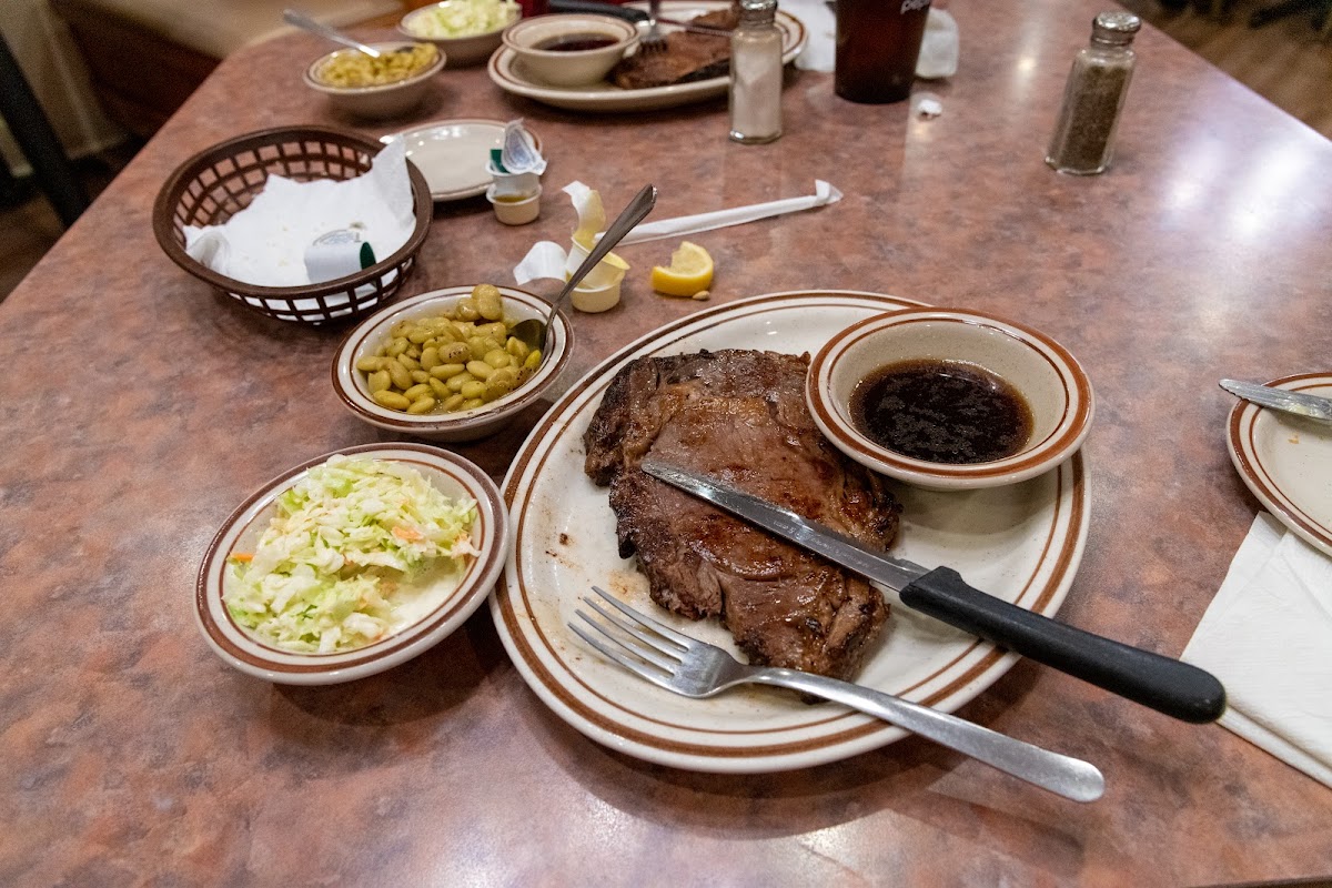 Lee's Restaurant - Photo 2