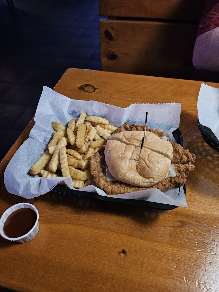Salty Dawg Pub & Deli - Photo 4