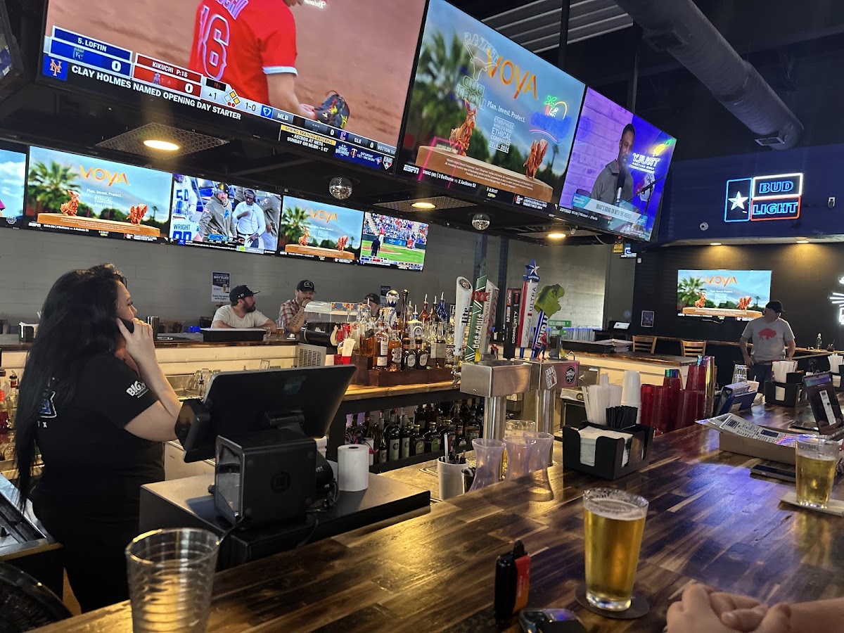 Lucky's Bar & Grill - Photo 2