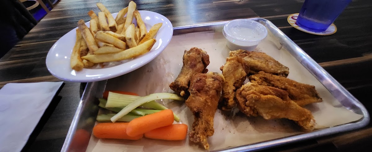 Lucky's Bar & Grill - Photo 6