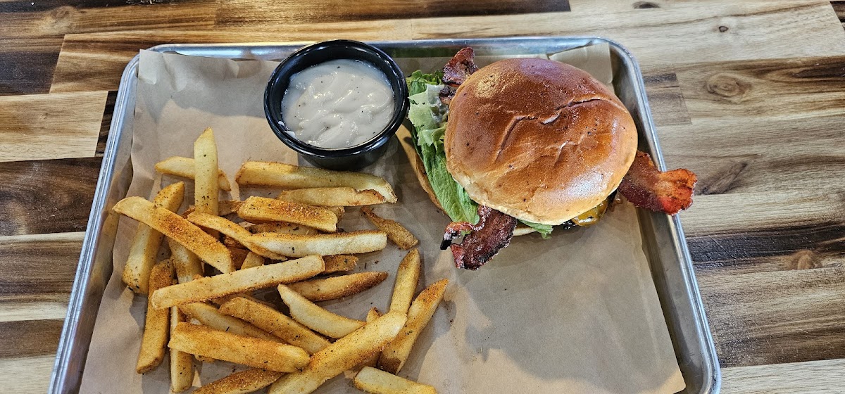 Lucky's Bar & Grill - Photo 8