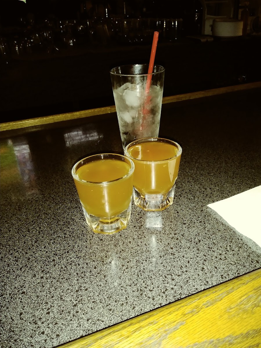 Bullock's Cocktail Lounge - Photo 9