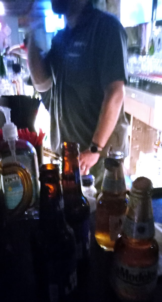 Bullock's Cocktail Lounge - Photo 4