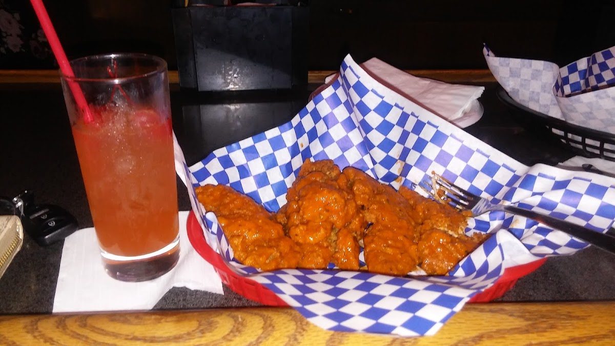 Bullock's Cocktail Lounge - Photo 6