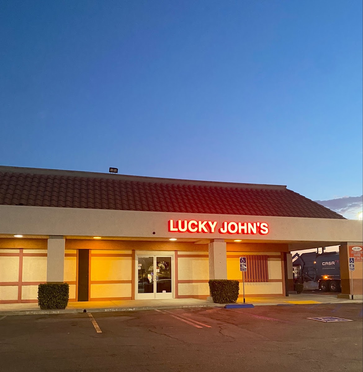 Lucky Johns Kitchen and Cocktails
