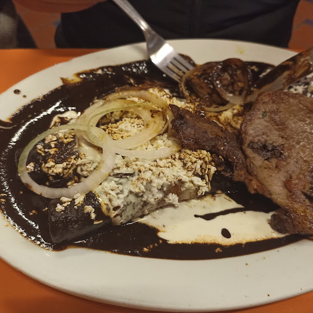 Costilla Con Enchiladas de Mole