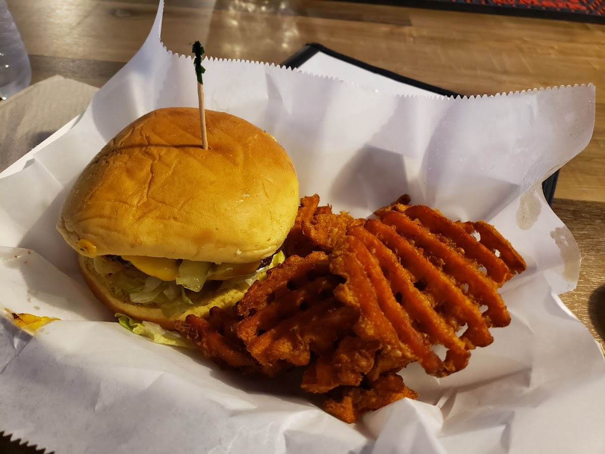 Lucky Break Grill & Billiards - Photo 8