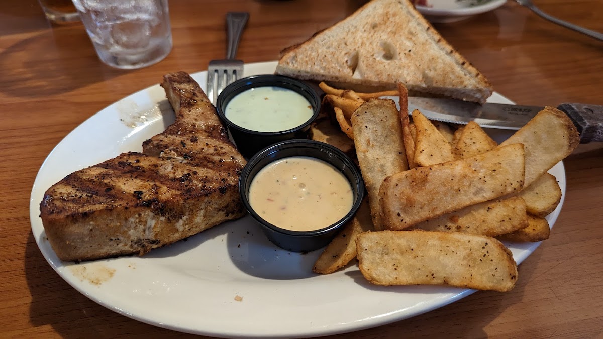 Low Tide Steak House & SandBar - Photo 9