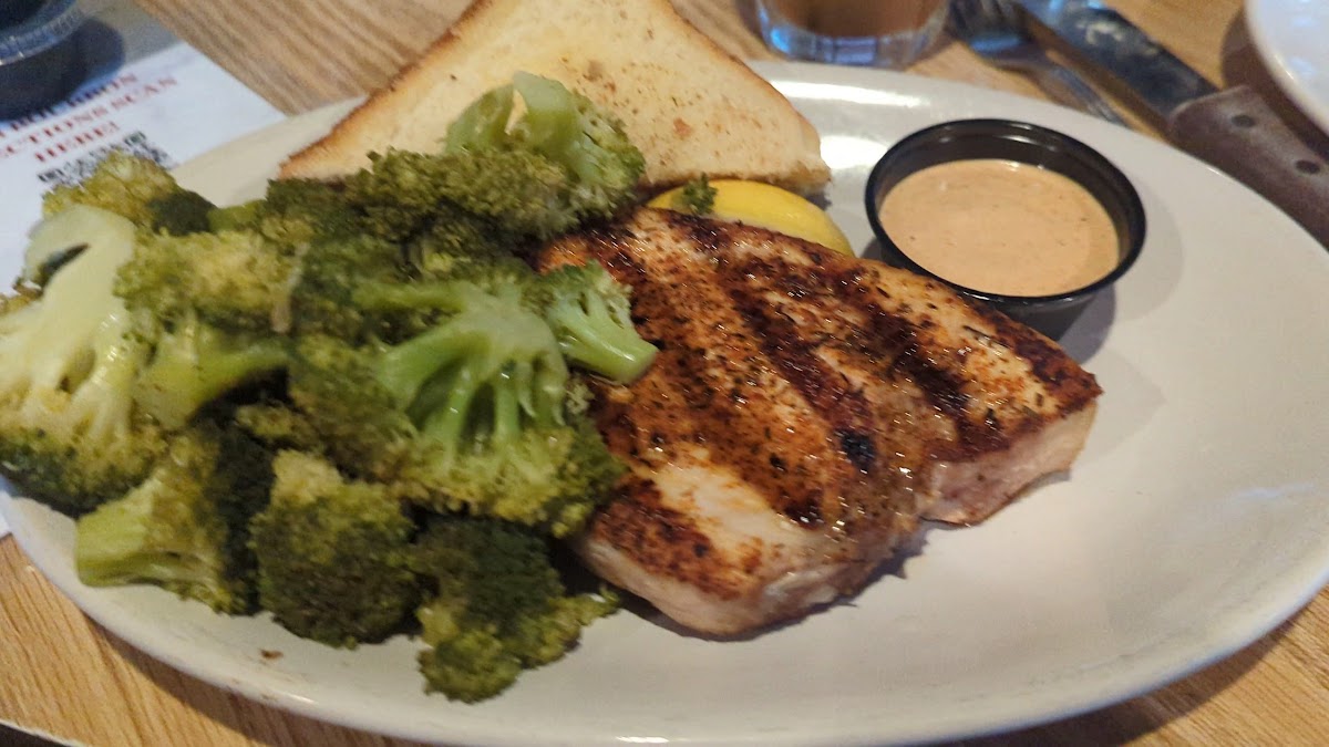 Low Tide Steak House & SandBar - Photo 1