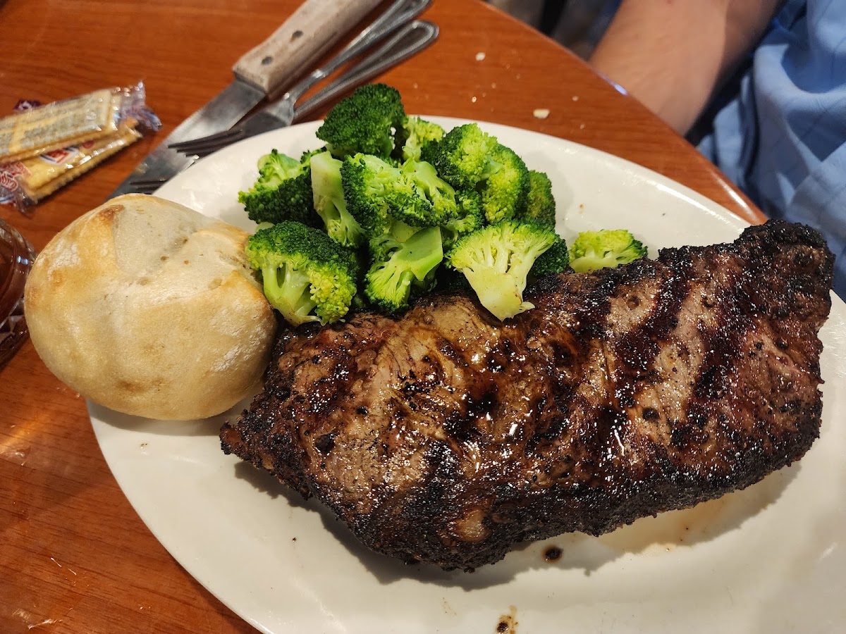 Low Tide Steak House & SandBar - Photo 3