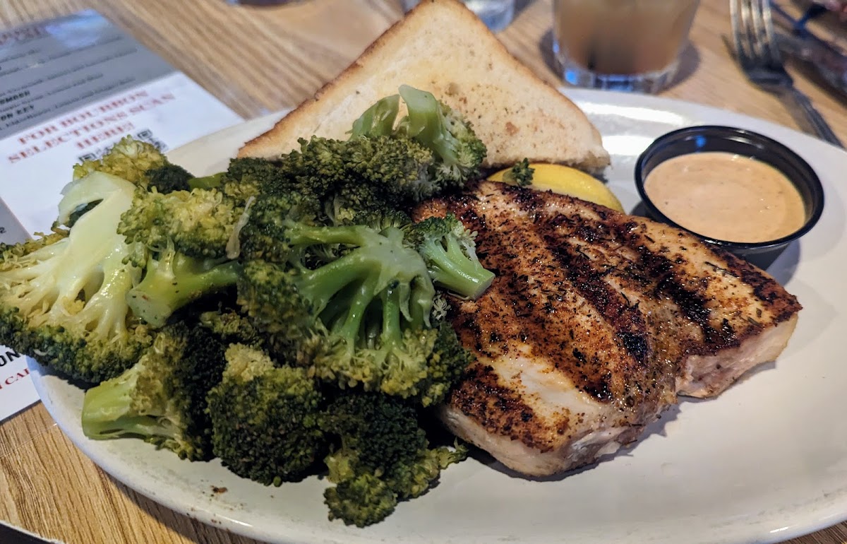 Low Tide Steak House & SandBar - Photo 6