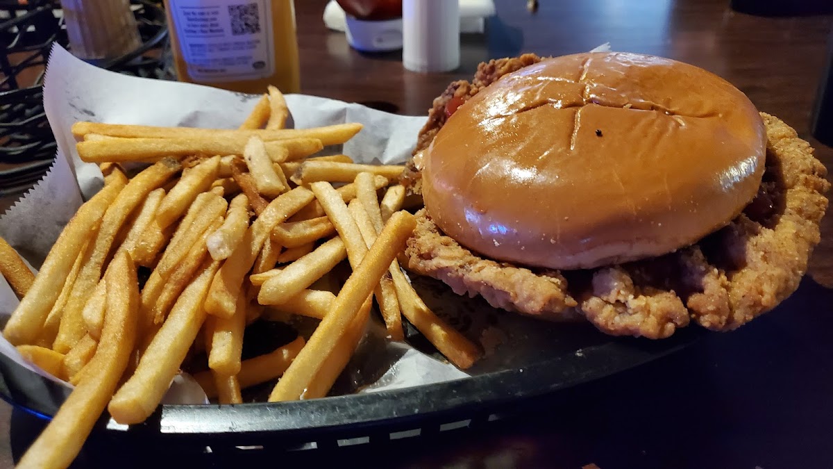 Hawkeye Sports Bar & Grill - Photo 1