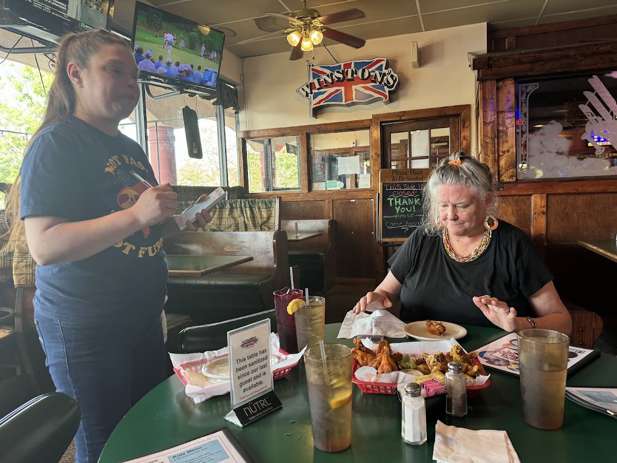 Winston's Food & Spirits - Photo 3