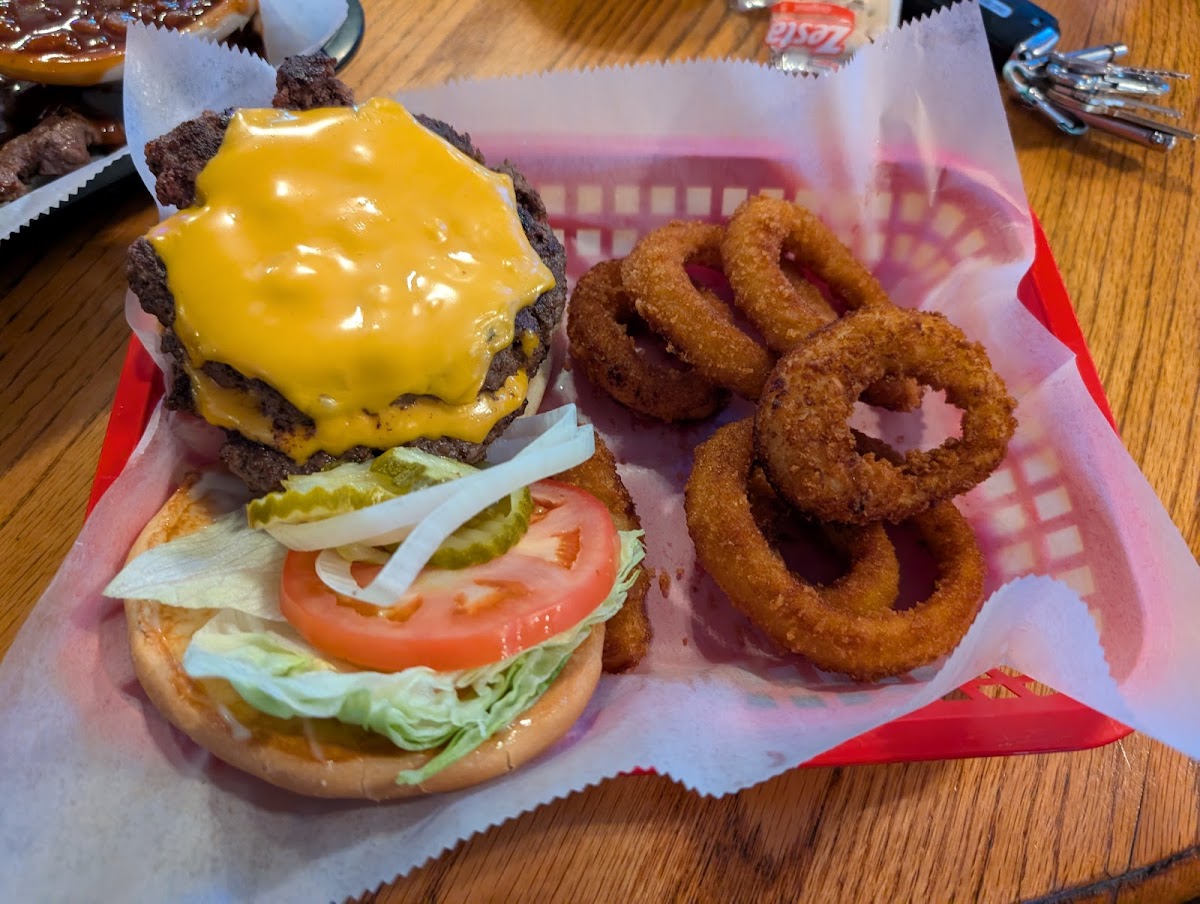 Hoops Grill & Sports Bar - Photo 2