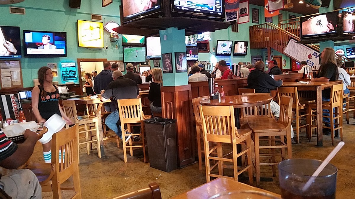 Hoops Grill & Sports Bar - Photo 3