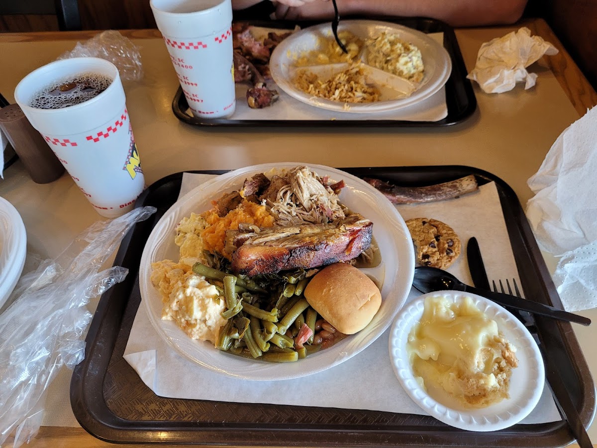 Mutts BBQ Restaurant - Photo 4