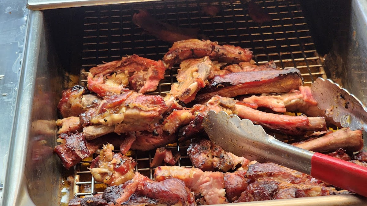 Mutts BBQ Restaurant - Photo 5