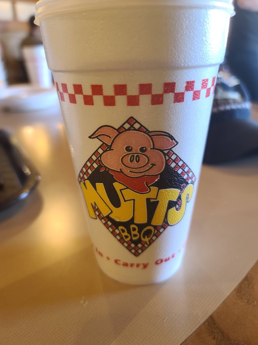Mutts BBQ Restaurant - Photo 7