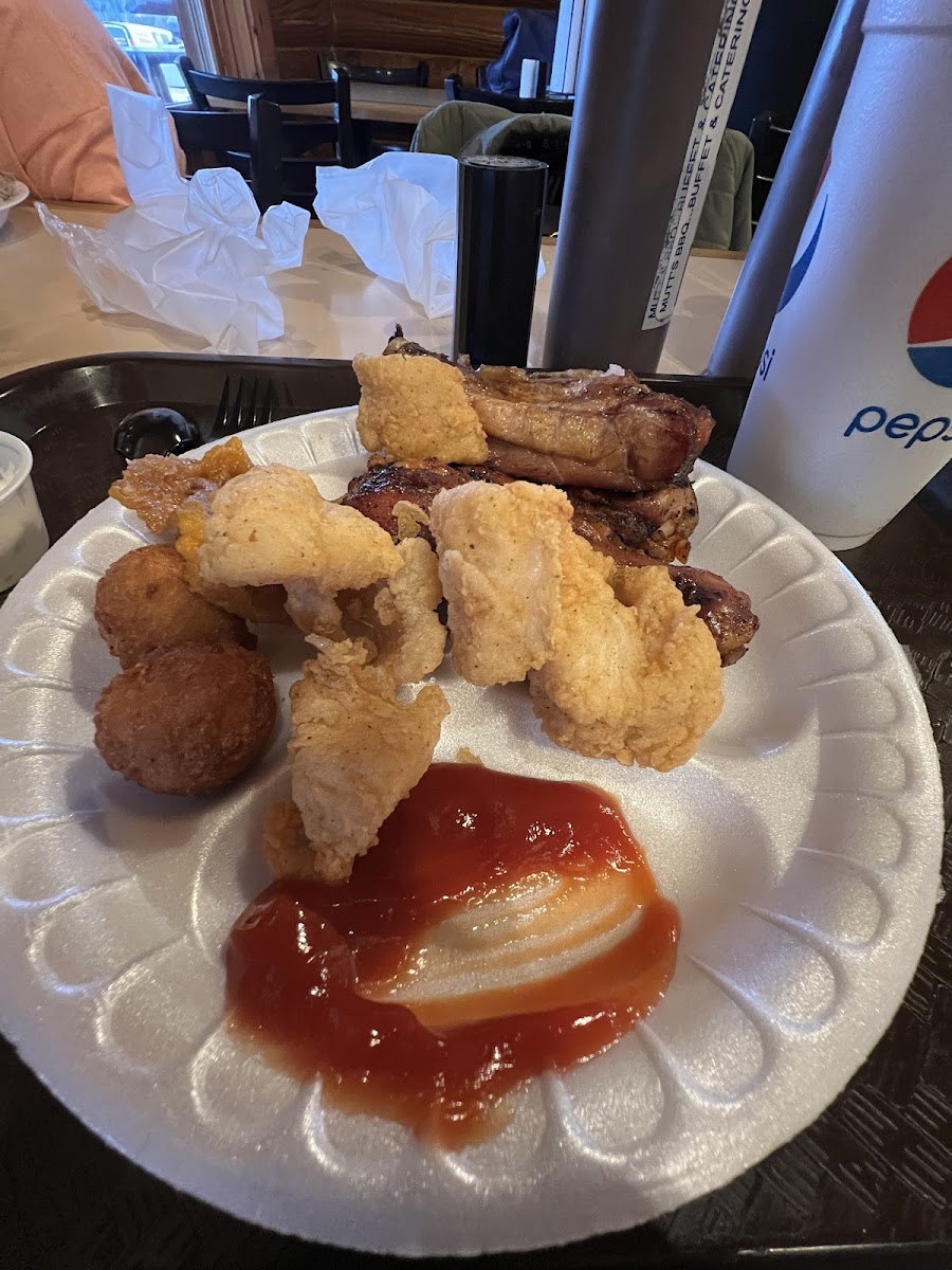 Mutts BBQ Restaurant - Photo 8