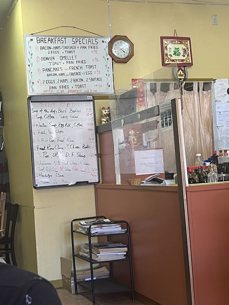 Mount Royal Restaurant - Photo 7