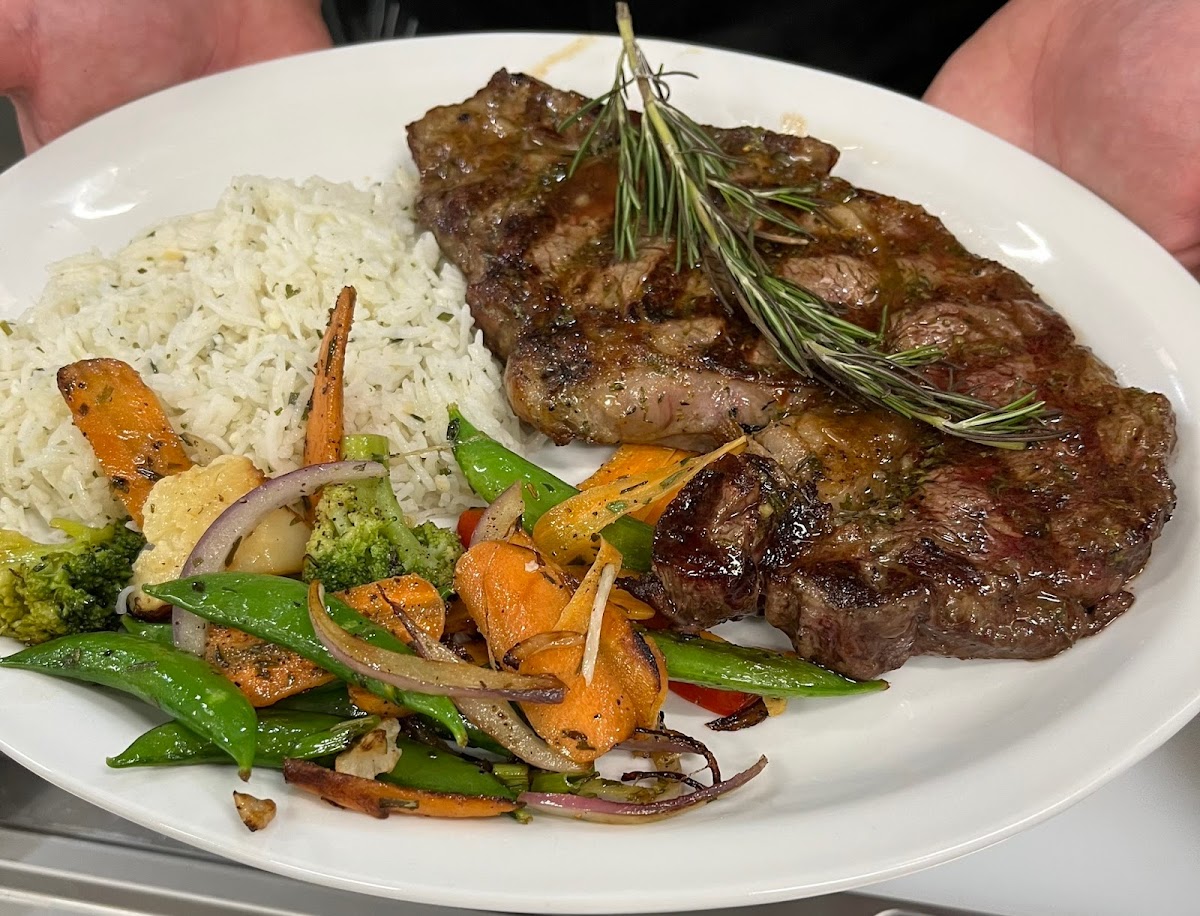Jolly Rogers Grill - Photo 1