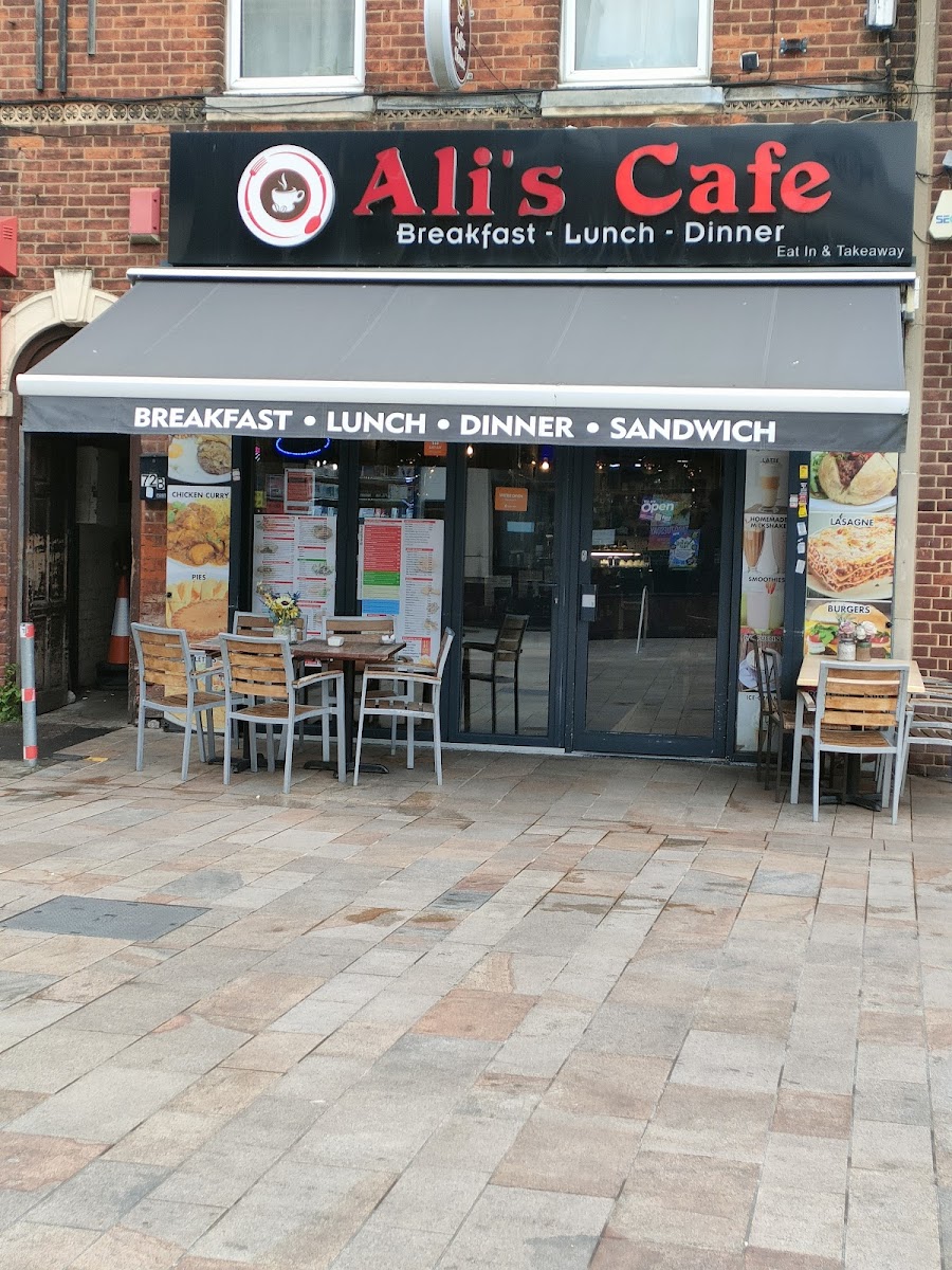 Ali's Cafe - Photo 4