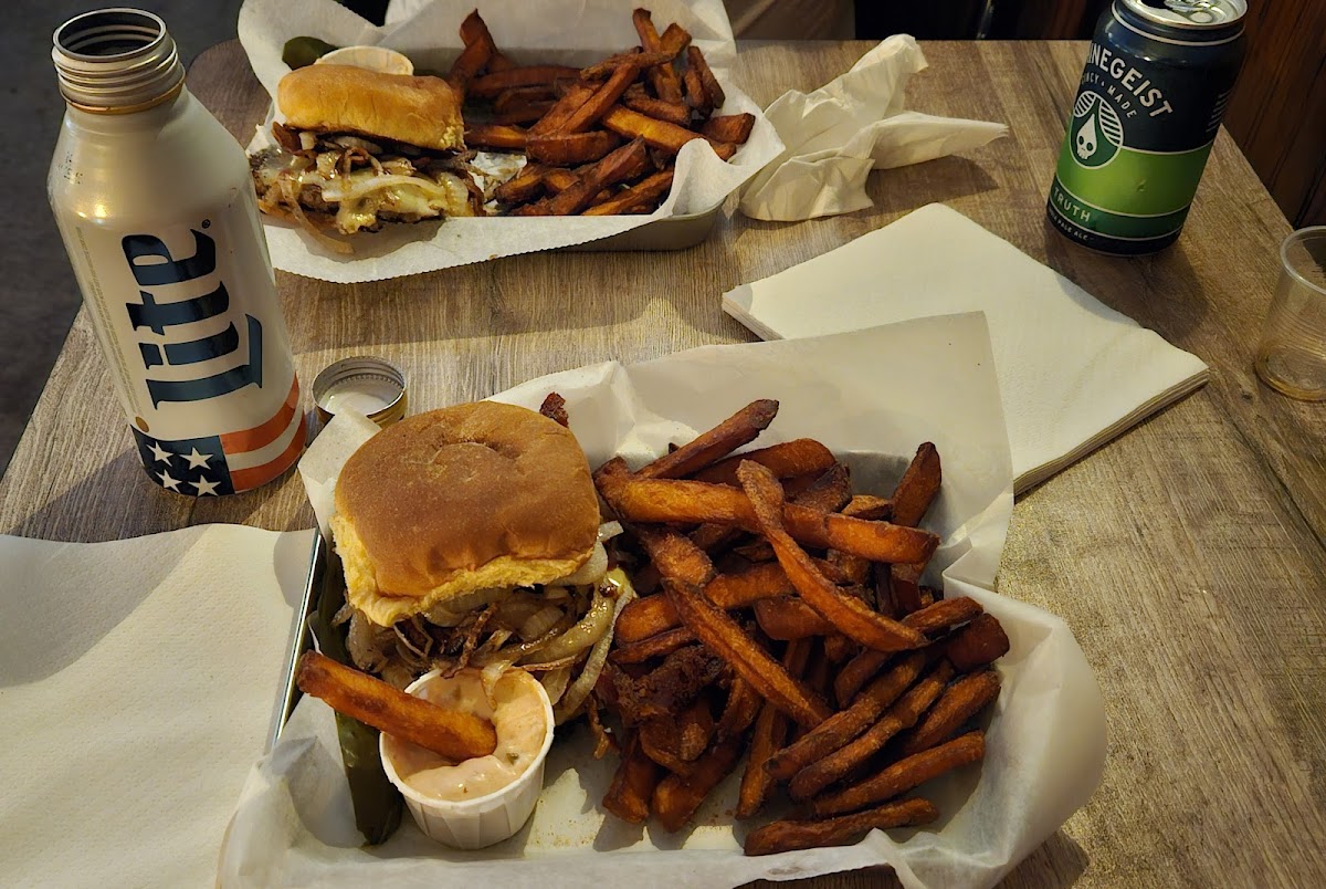Betty's Bar - Photo 1