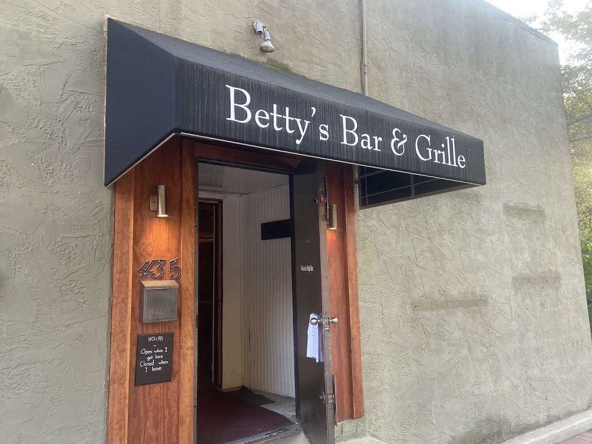 Betty's Bar - Photo 3