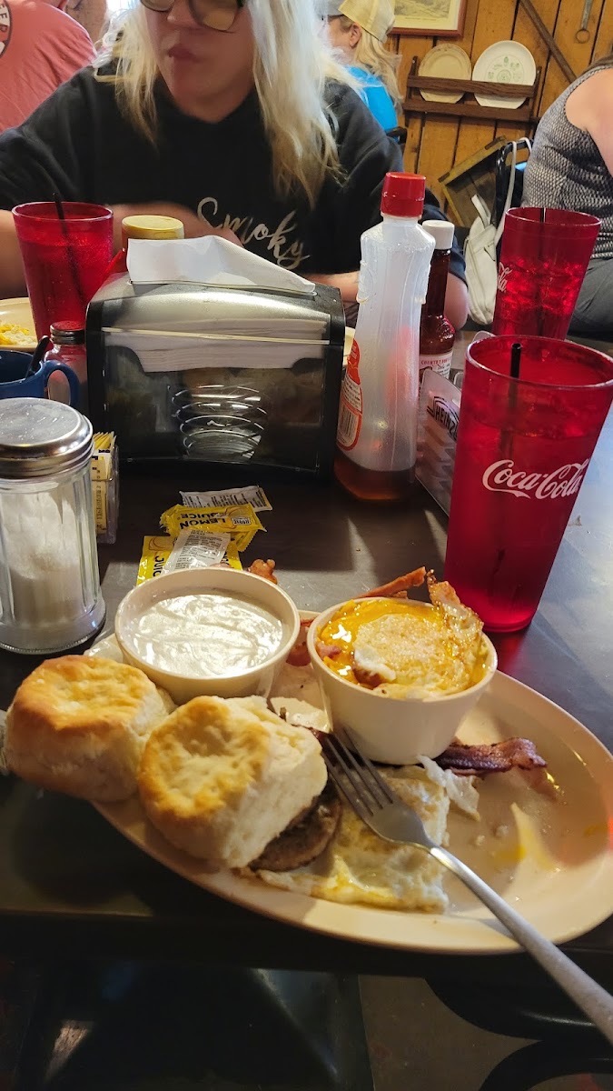 Pat's Restaurant - Photo 9