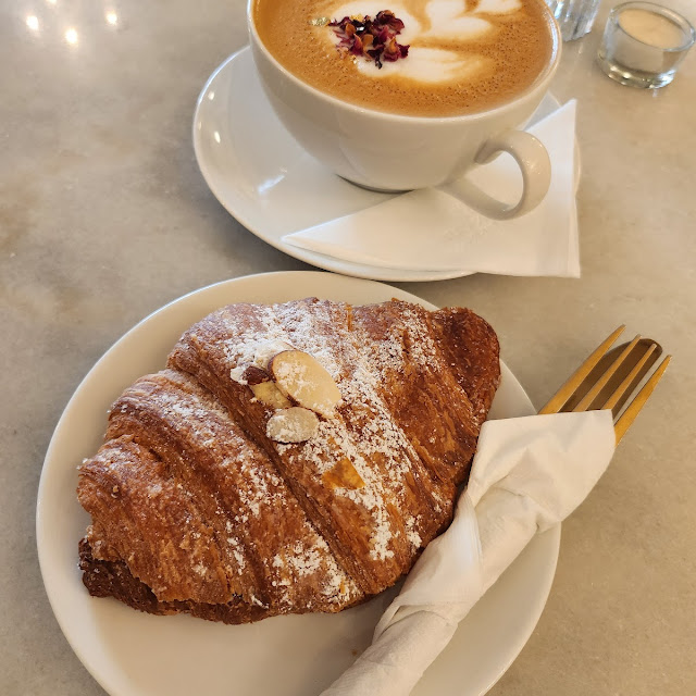 Petalo de Rosa Latte Y Croissant