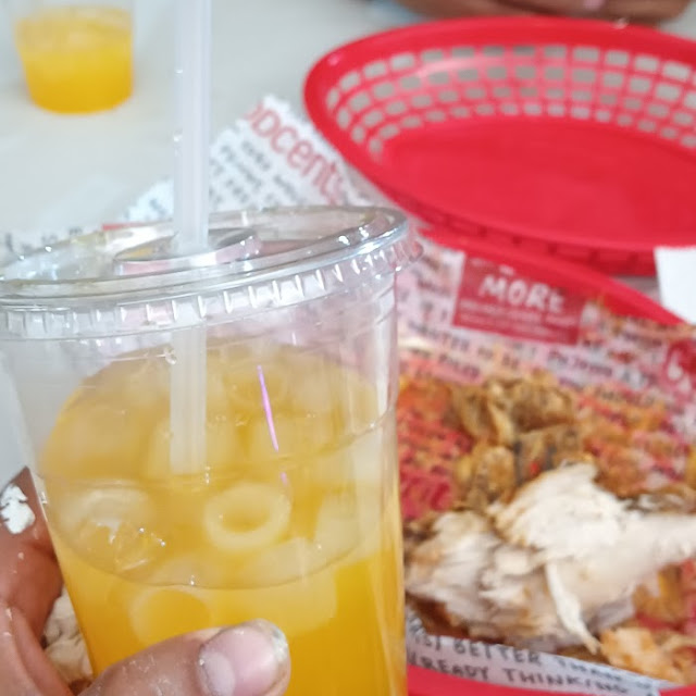 Pollo Con Tajada Y Agua De Granadilla