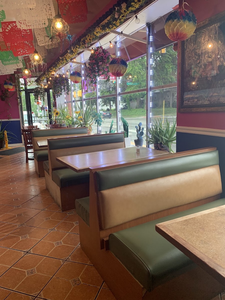 Los Machetes Authentic Mexican Restaurant - Photo 2