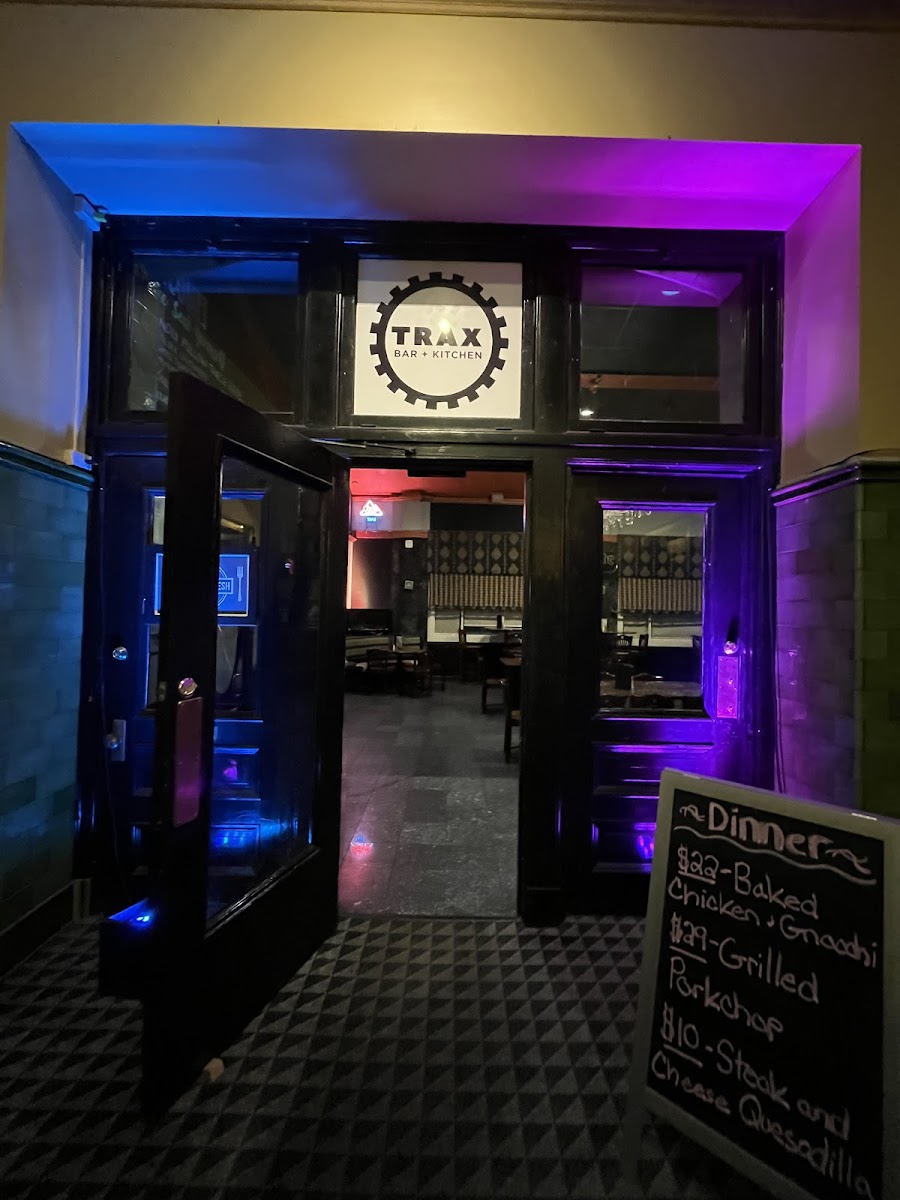 Trax Bar & Kitchen - Photo 9