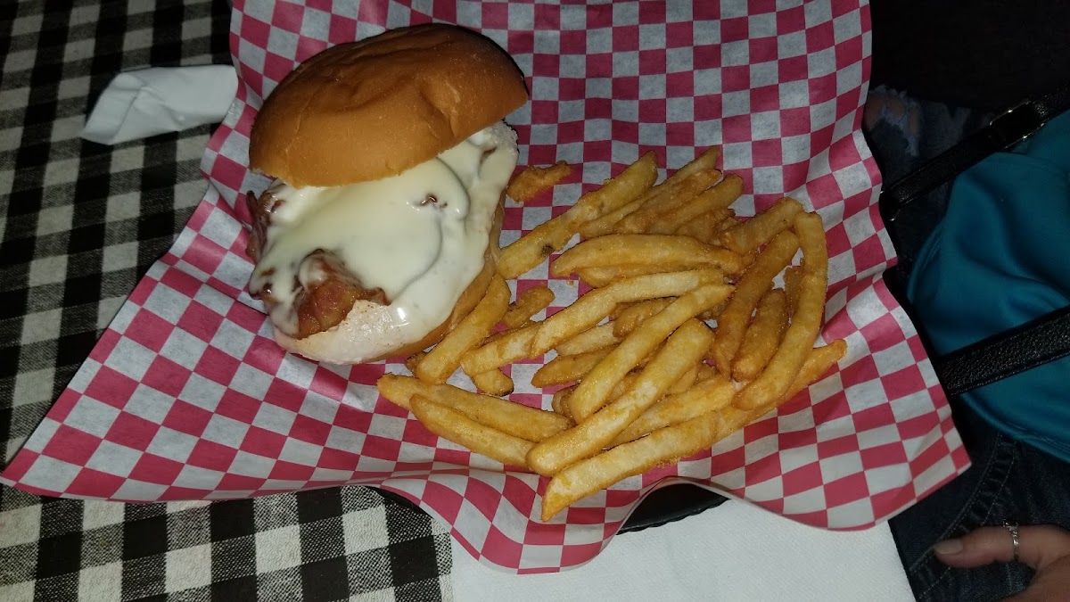 Bottoms Up Bar & Grill - Tomahawk - Photo 8