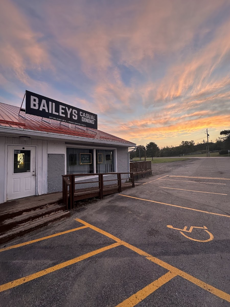 Baileys Casual Dining - Photo 3