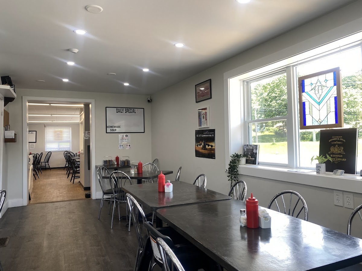 Baileys Casual Dining - Photo 5