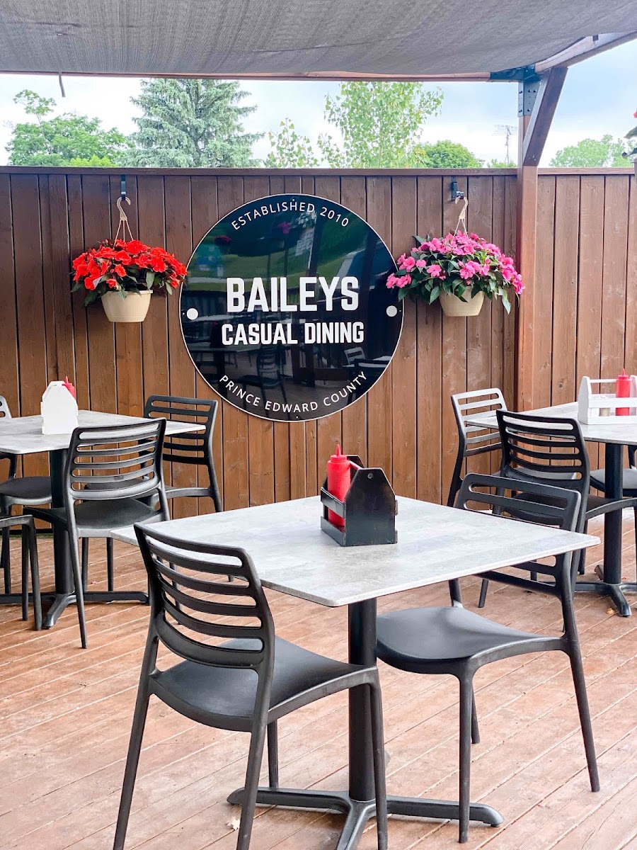 Baileys Casual Dining - Photo 6