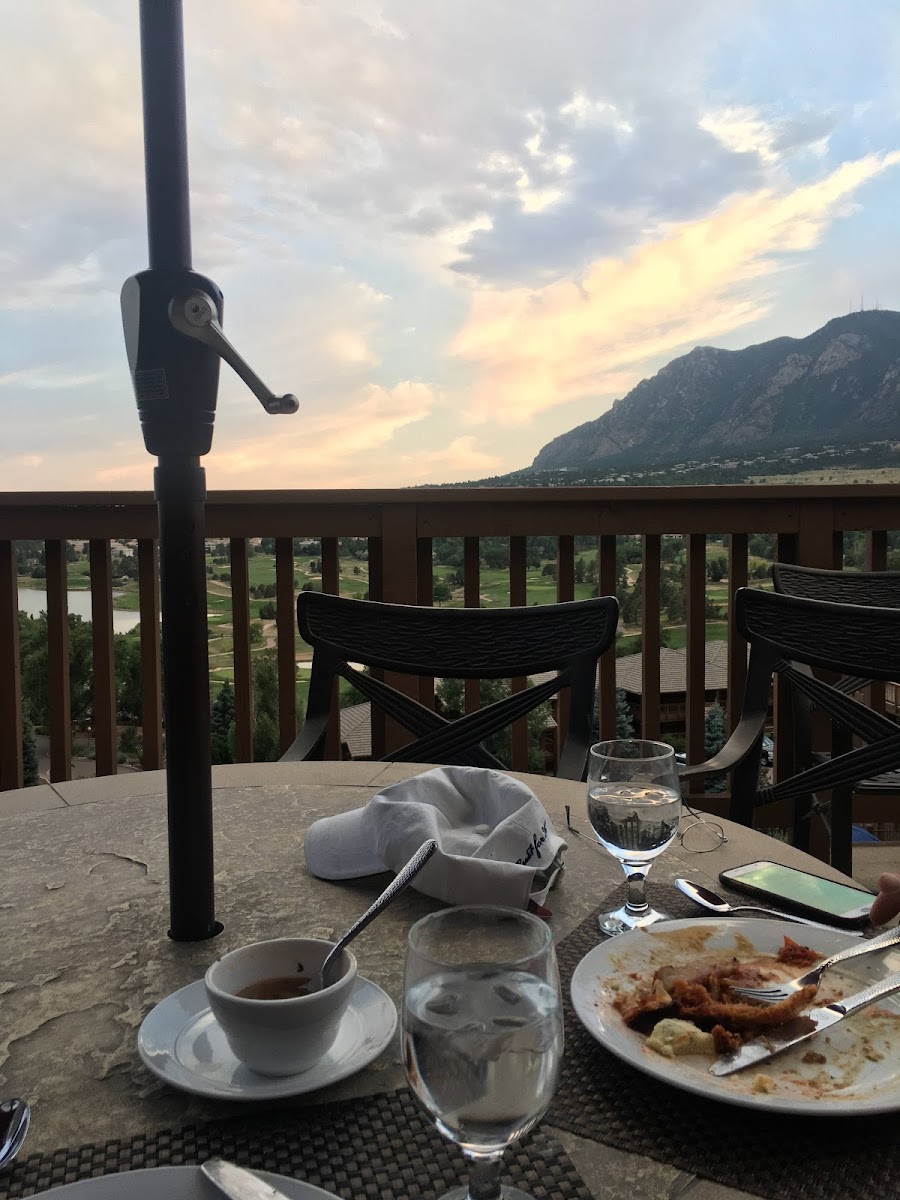 Mountain View Restaurant - Colorado Springs - Photo 9