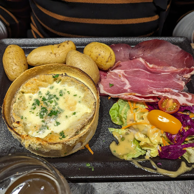 Boîte Chaude Fromage Des Clarines Et Charcuterie de Pays
